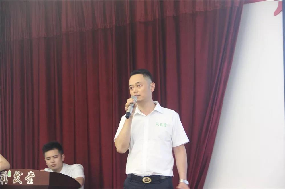 任天春老師做《門店衛(wèi)生和儀容儀表》宣講